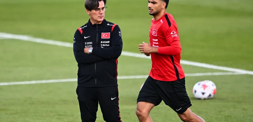 Entrenador y jugador en sesión de entrenamiento de Turquía
