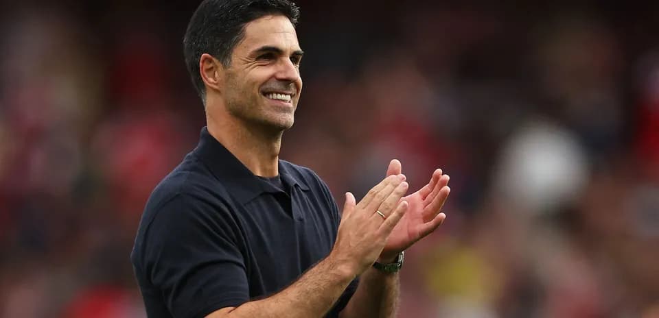 Entrenador aplaudiendo en el banquillo del partido
