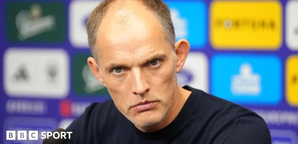Entrenador en conferencia de prensa con fondo de patrocinadores