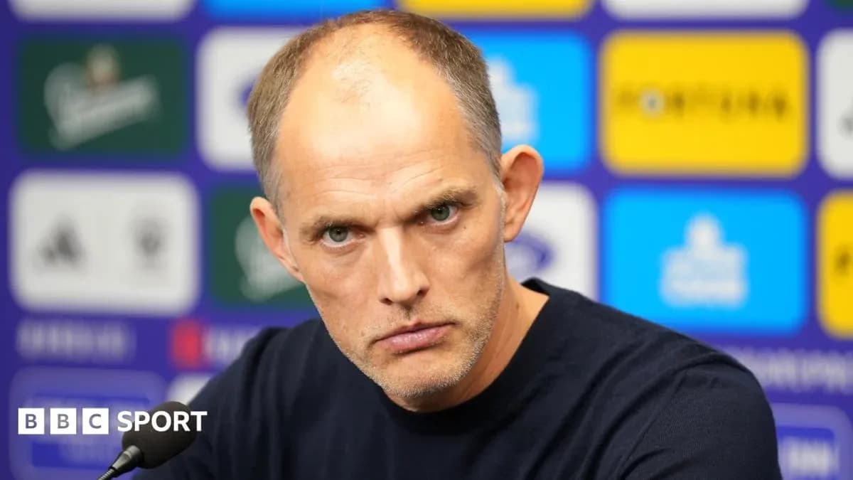 Entrenador en conferencia de prensa con fondo de patrocinadores