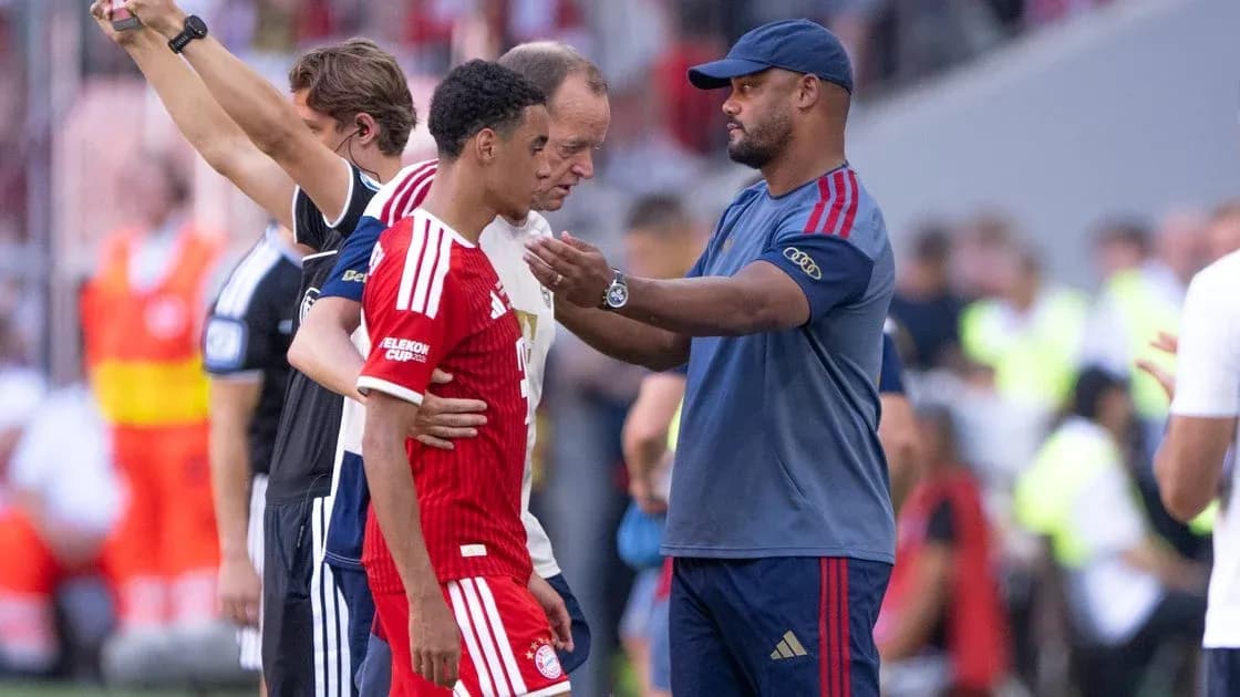 Entrenador hablando con jugador durante sustitución