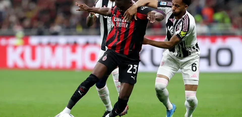 Jugador de AC Milan driblando a defensor de Juventus