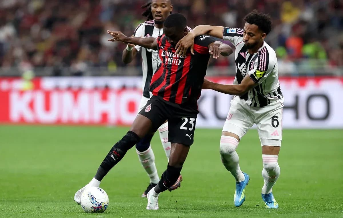 Jugador de AC Milan driblando a defensor de Juventus