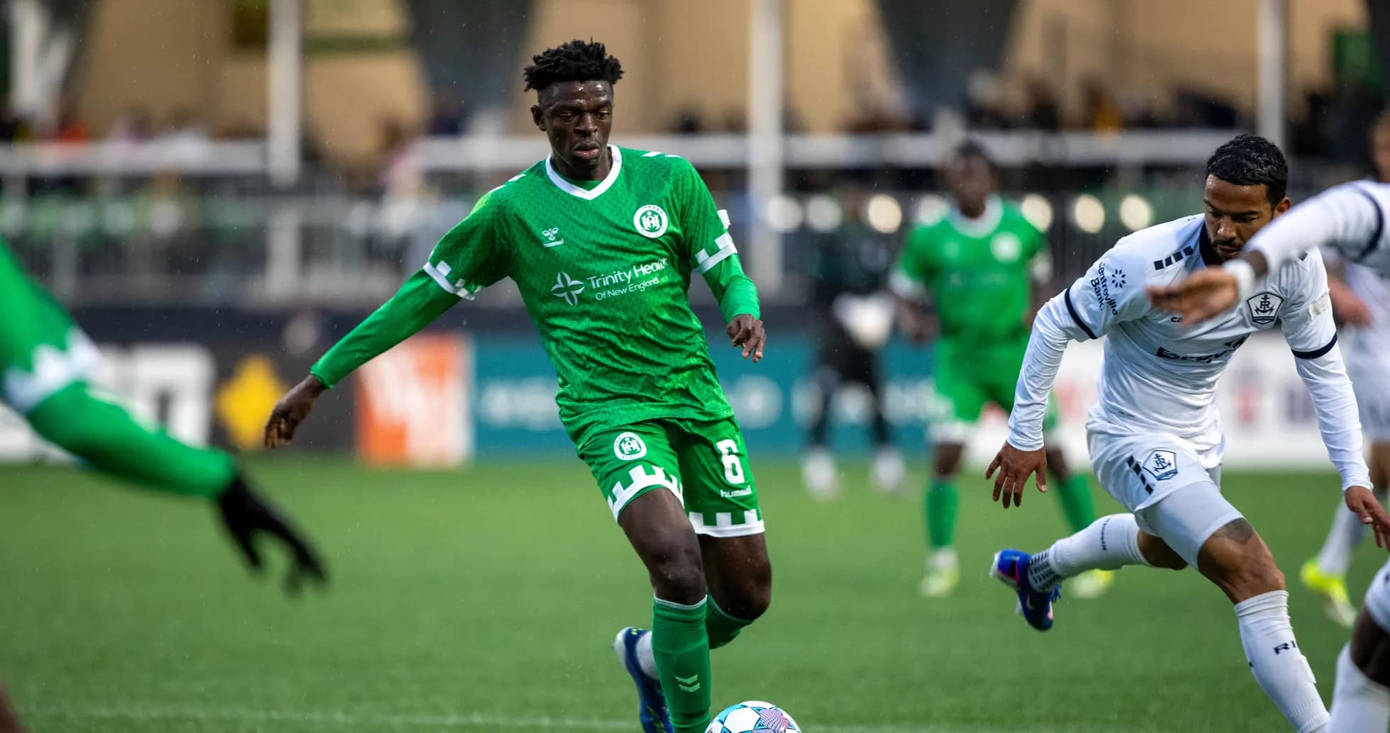 Jugador de Hartford Athletic en acción durante el partido