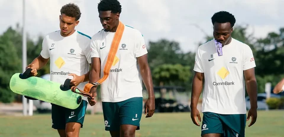 Tres jugadores australianos caminando en el entrenamiento