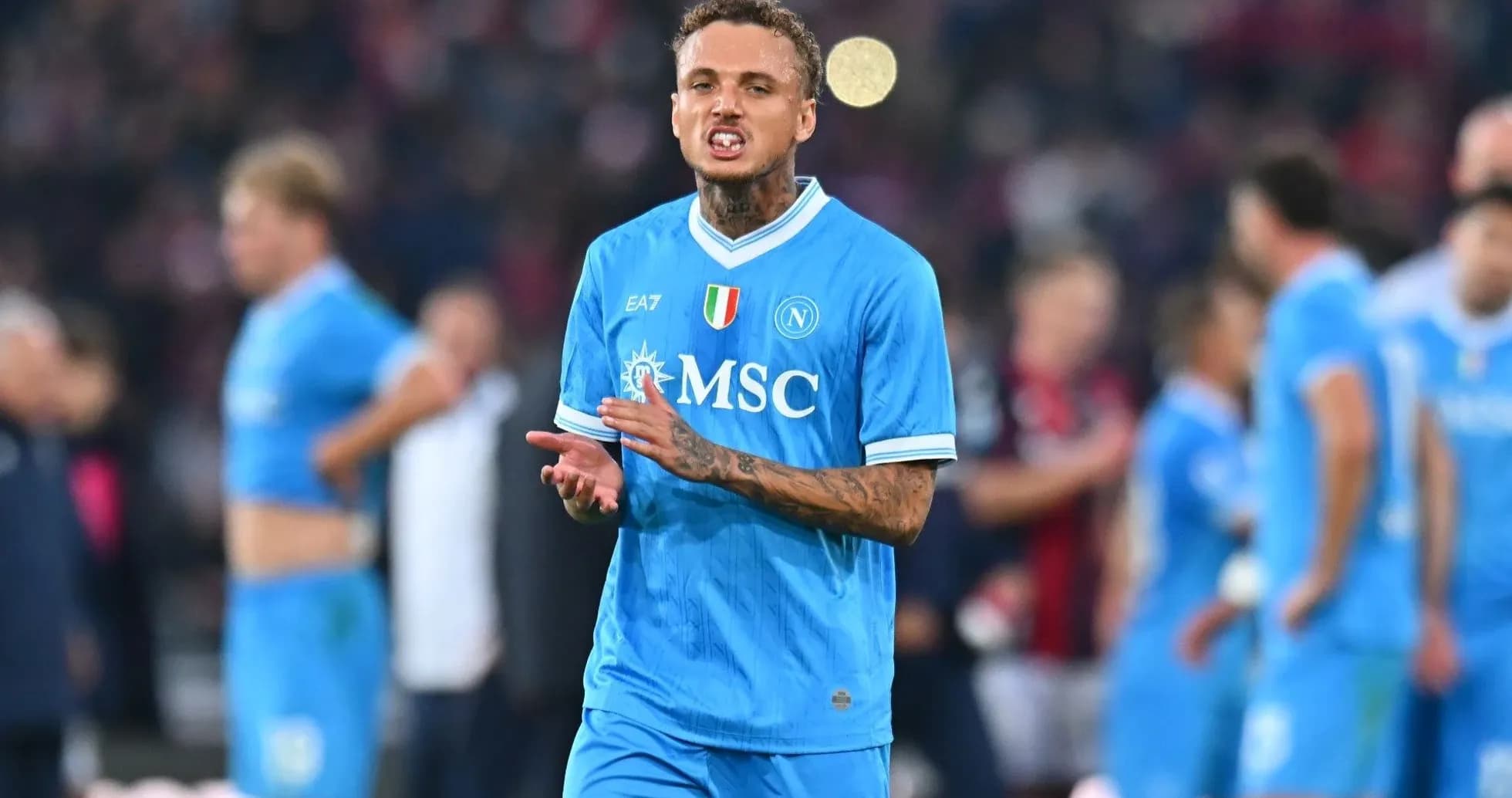 Jugador de Napoli gesticulando durante el partido