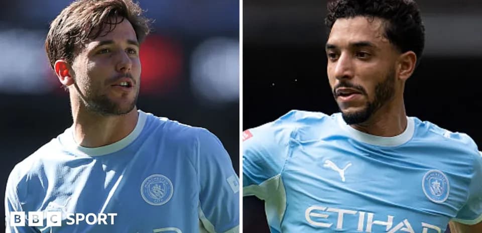 Dos jugadores de Manchester City en uniforme azul