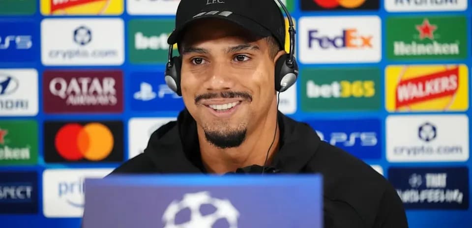 Jugador en conferencia de prensa con auriculares