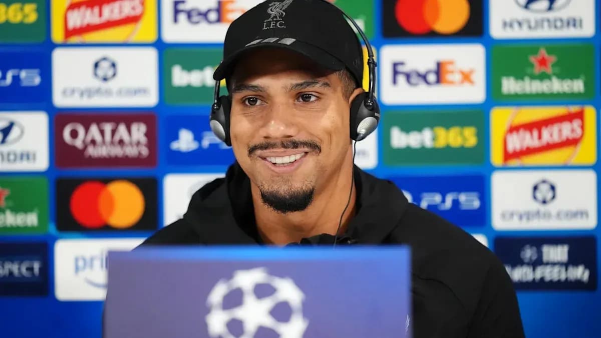 Jugador en conferencia de prensa con auriculares