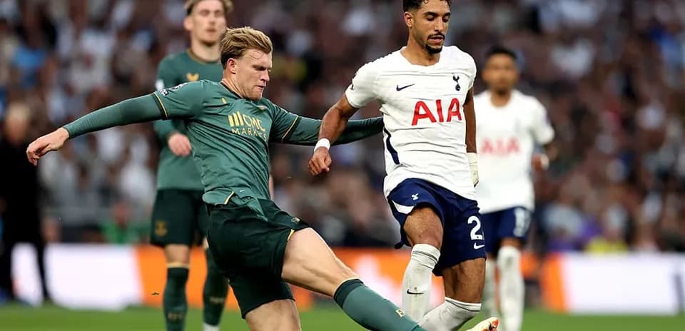 Jugador de Tottenham evita entrada de rival en partido