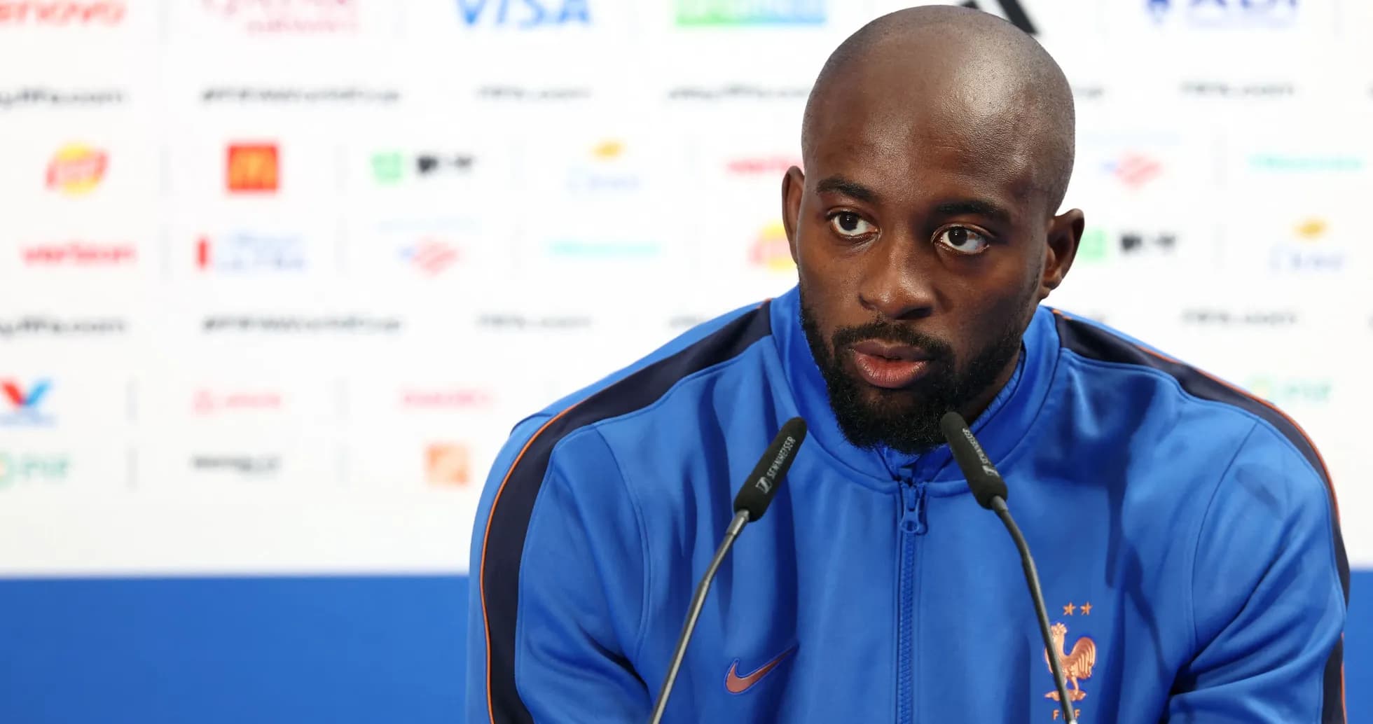 Jugador en conferencia de prensa con micrófono