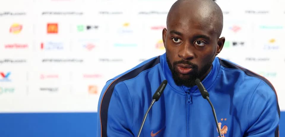 Jugador en conferencia de prensa con micrófono