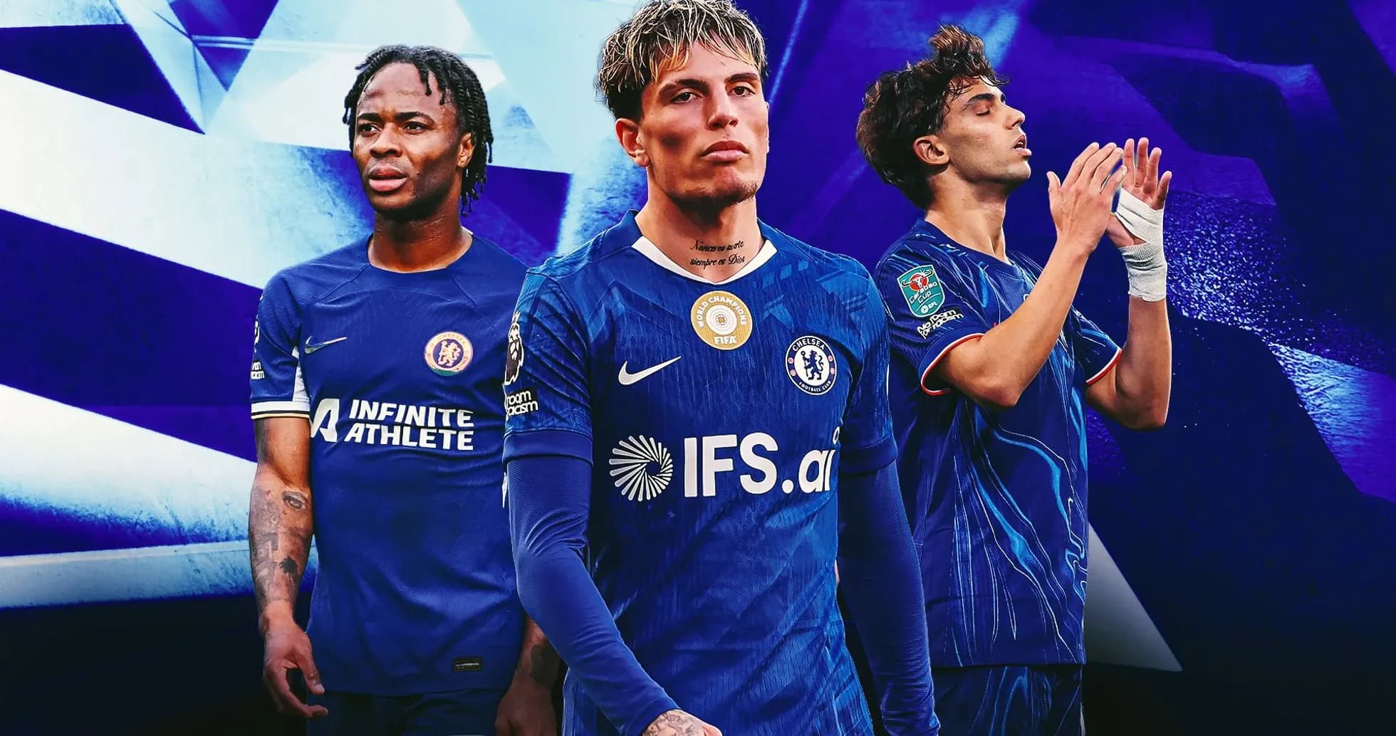 Tres jugadores de Chelsea en uniforme azul posando