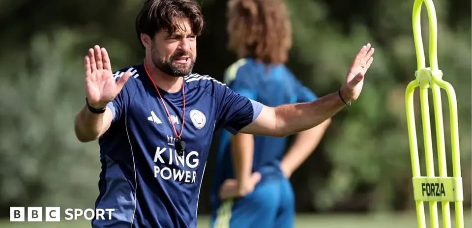 Entrenador dirigiendo sesión de entrenamiento en campo