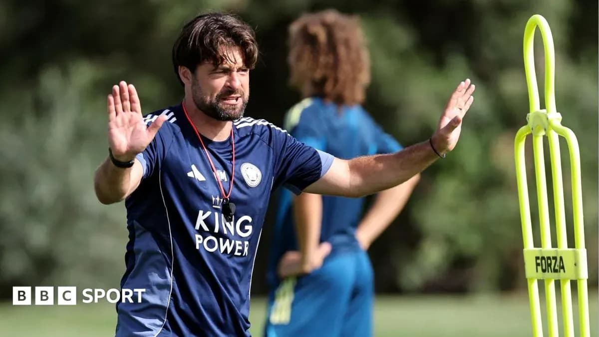 Entrenador dirigiendo sesión de entrenamiento en campo