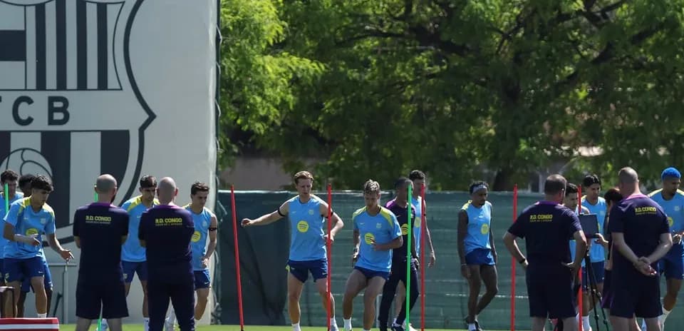 Jugadores entrenando en el campo de FC Barcelona