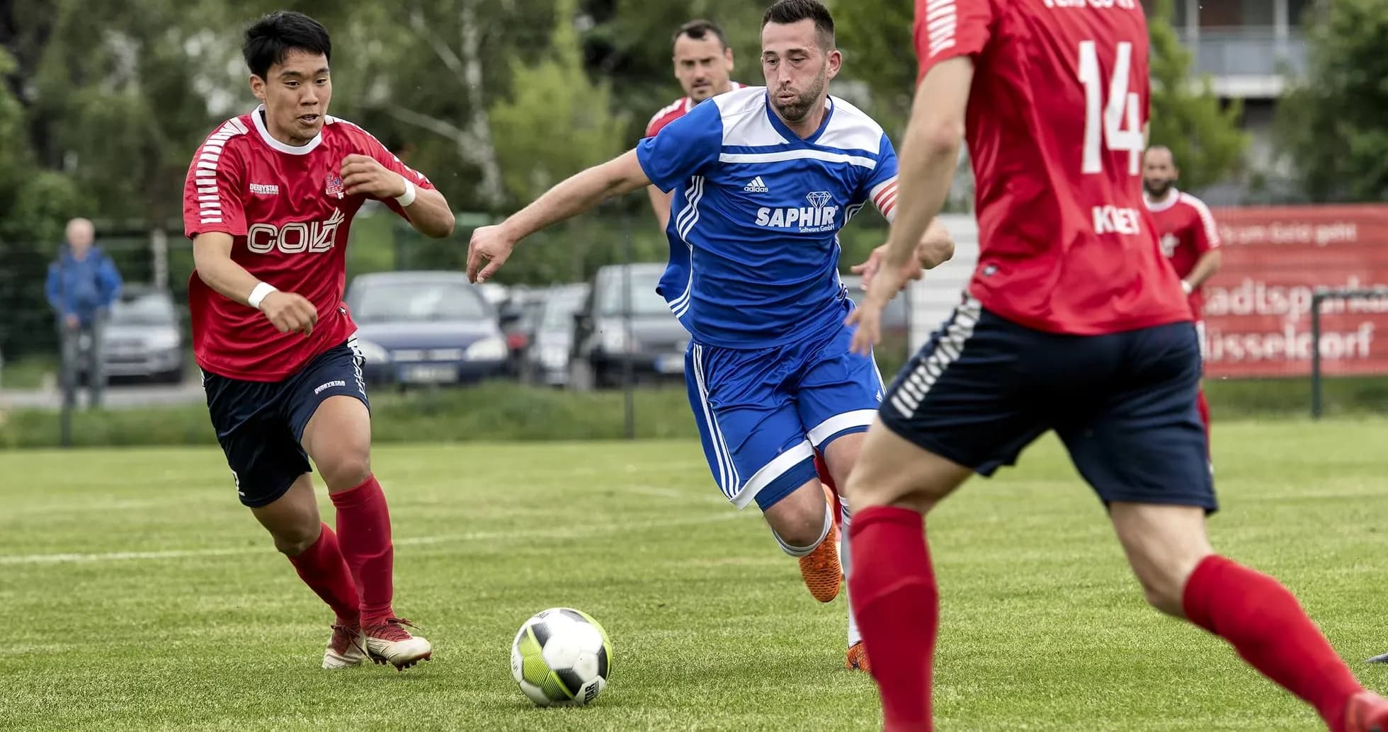 Jugadores compitiendo por el balón en el fútbol