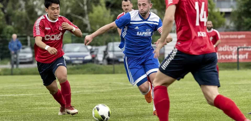 Jugadores compitiendo por el balón en el fútbol