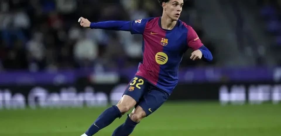 Jugador del Barcelona corriendo con el balón en el campo