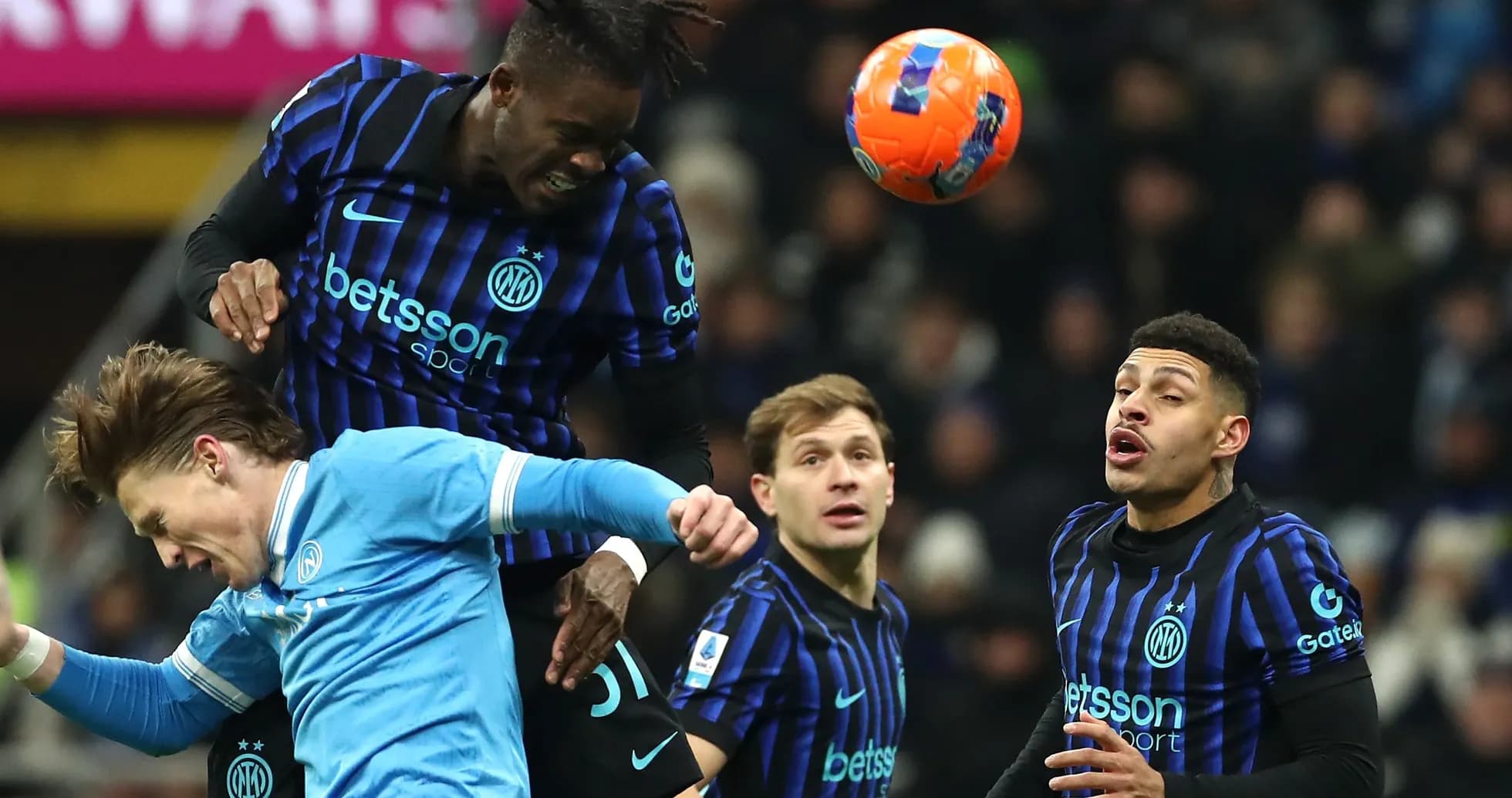 Jugador de Inter saltando para cabecear el balón