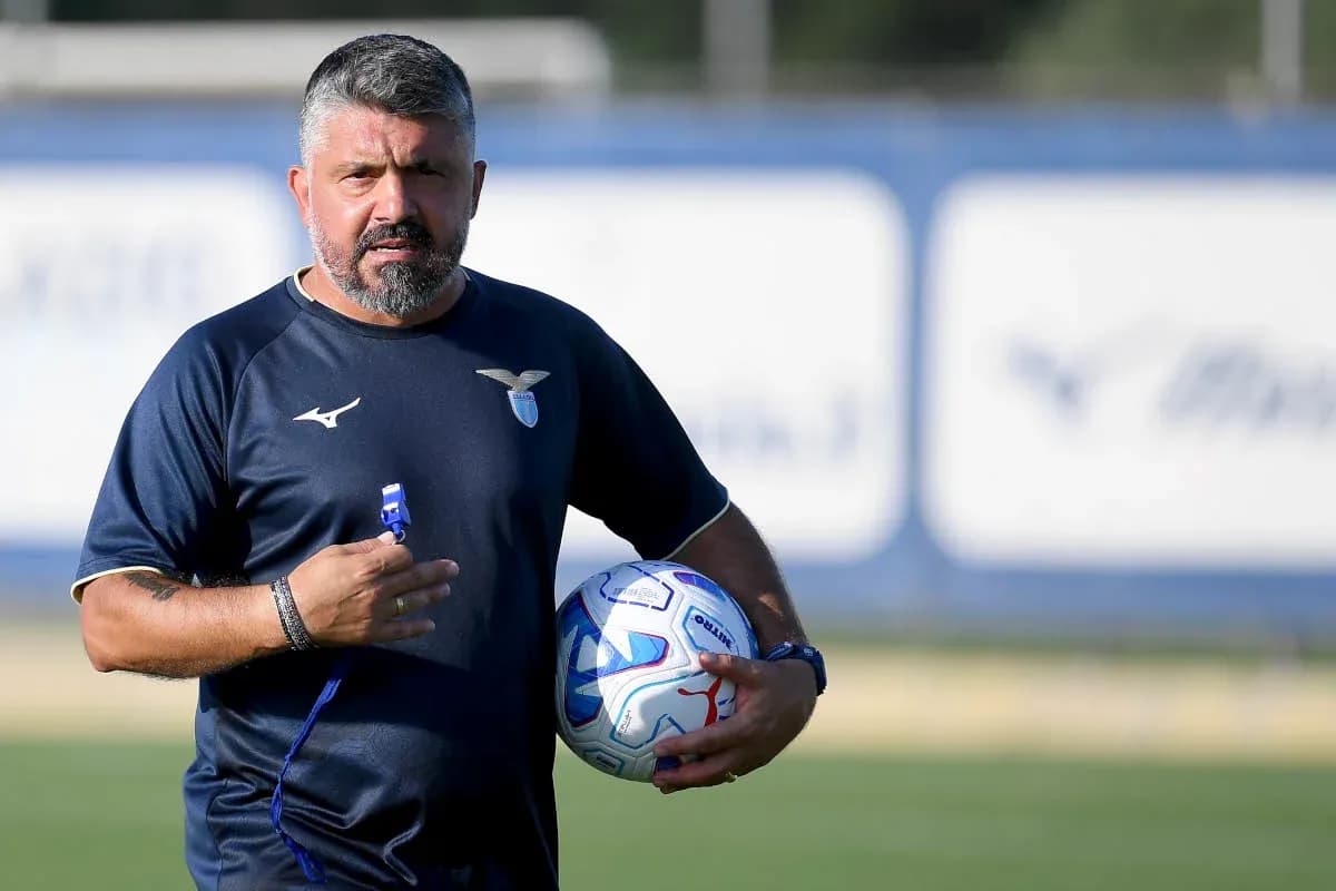Entrenador de Lazio sosteniendo un balón en el campo