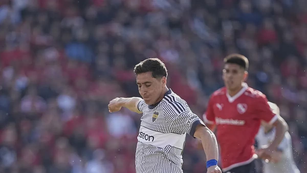 Jugador de Boca Juniors pateando el balón