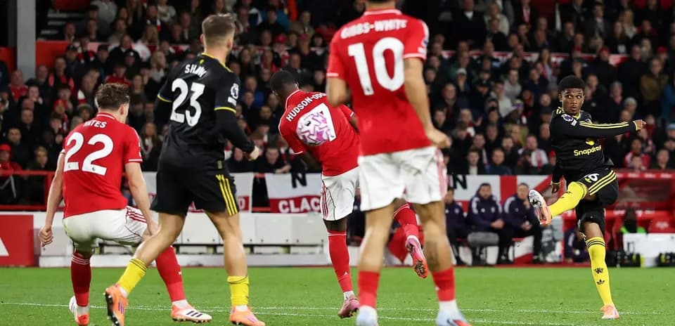 Jugador de Nottingham Forest dispara a portería