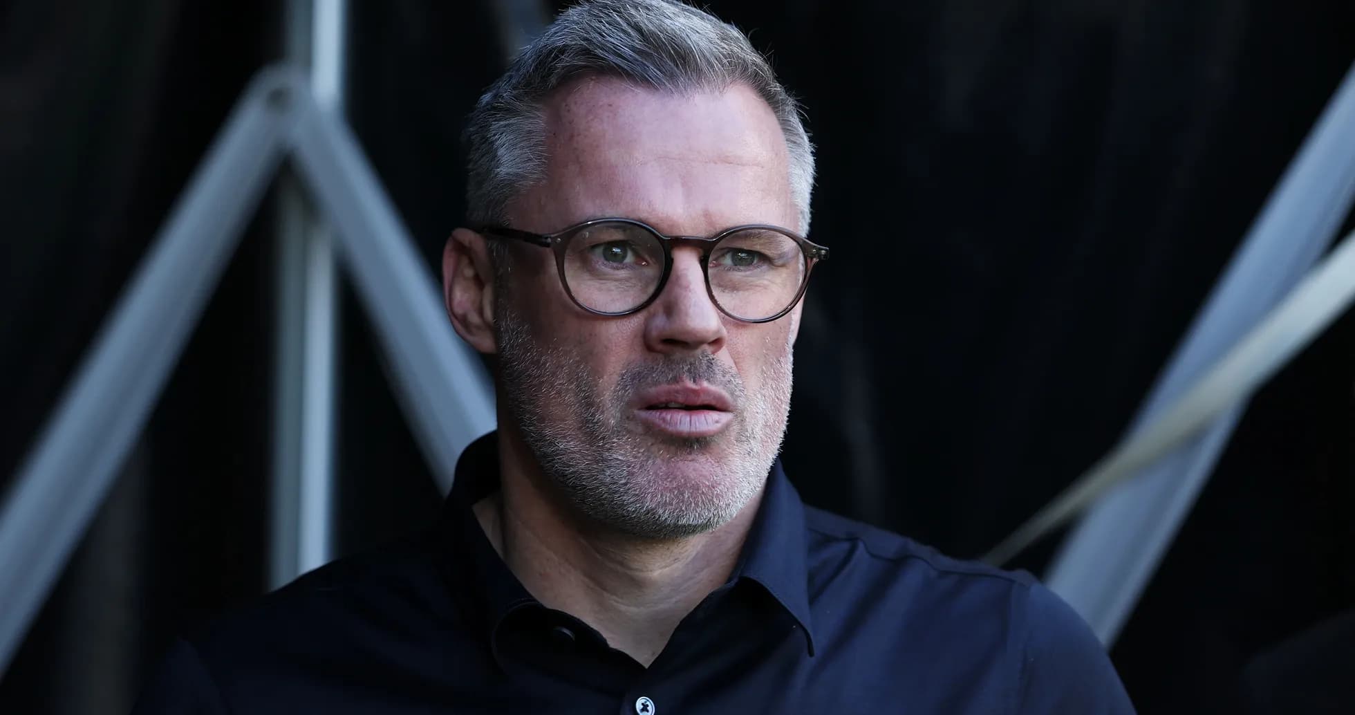 Hombre con gafas observando desde el banquillo