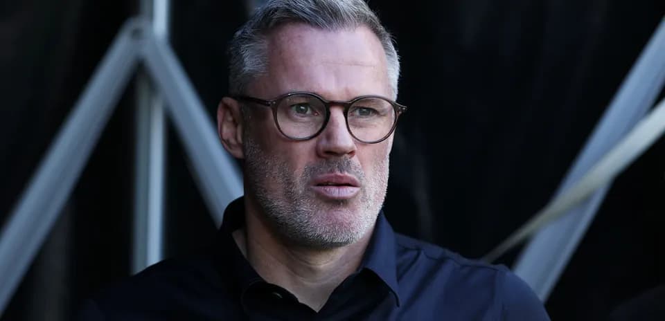 Hombre con gafas observando desde el banquillo