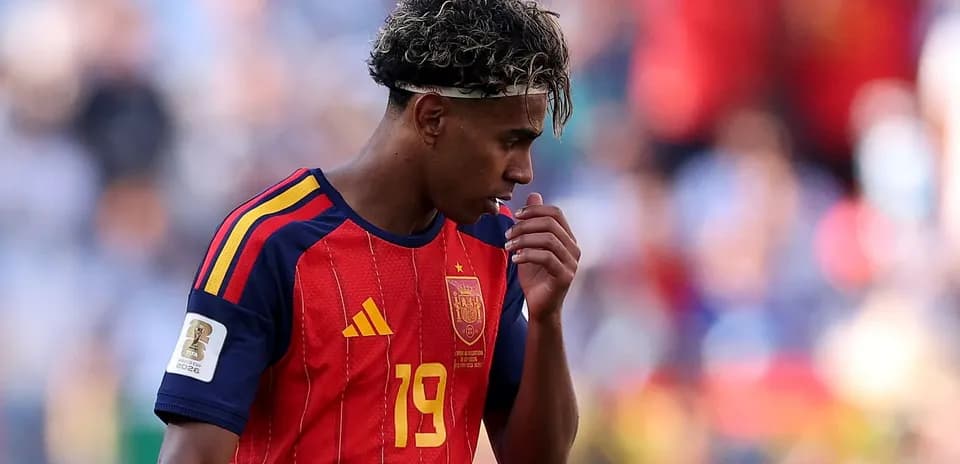 Jugador de España con camiseta roja durante el partido