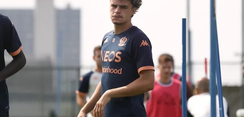 Jugador caminando durante la sesión de entrenamiento