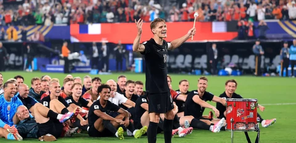 Jugador celebrando con el equipo en el campo