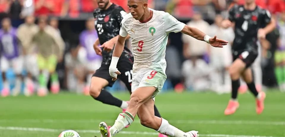 Jugador de Marruecos disparando el balón
