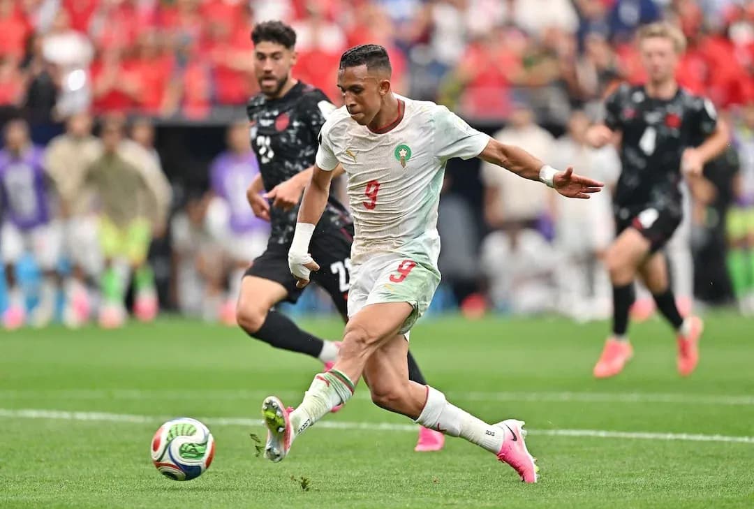 Jugador de Marruecos disparando el balón