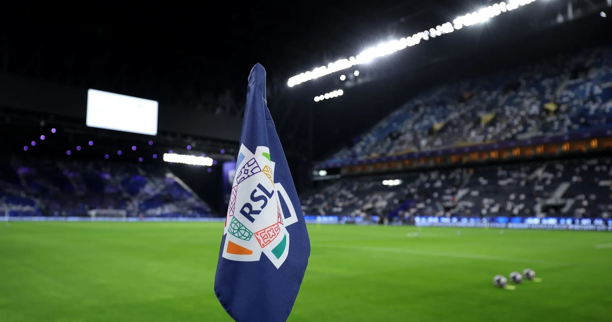 Bandera de RSL en el campo de fútbol vacío