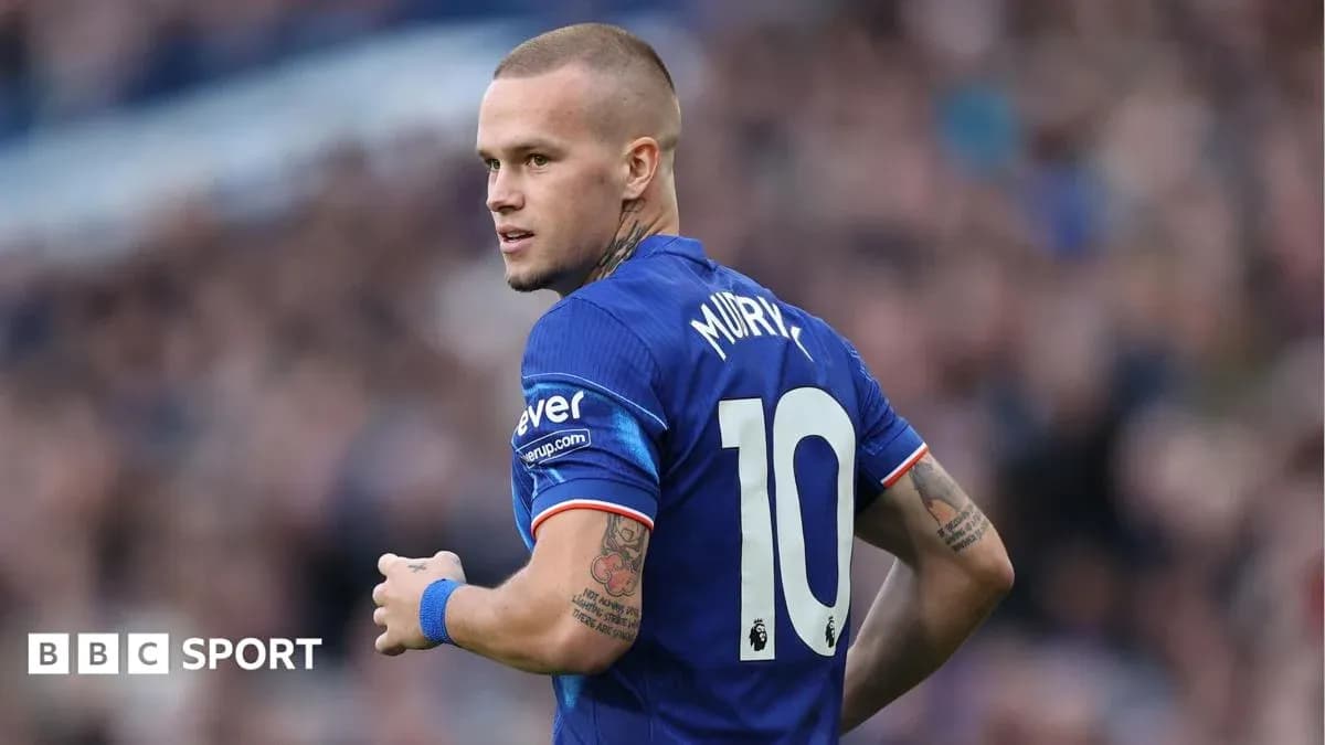 Jugador con camiseta azul número 10 en el campo