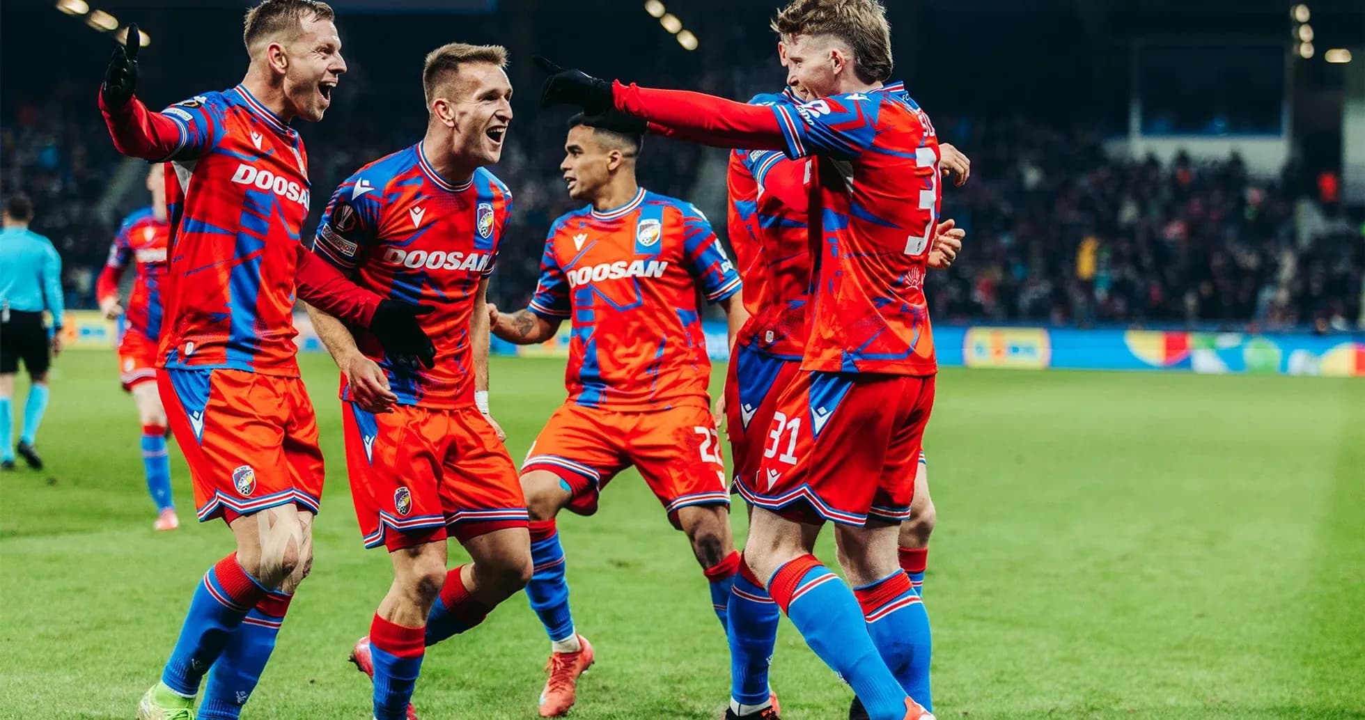 Jugadores de Plzen celebrando un gol