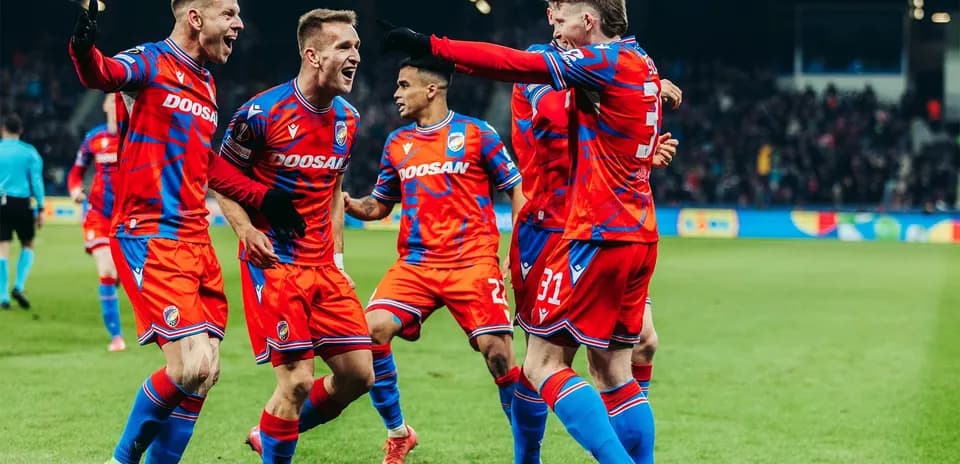 Jugadores de Plzen celebrando un gol