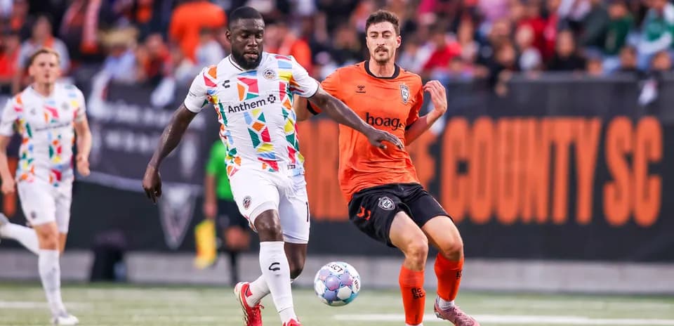 Jugadores compitiendo durante el partido