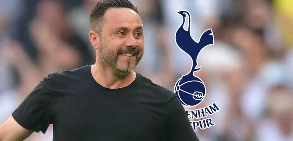 Entrenador sonriente de Tottenham Hotspur en el campo