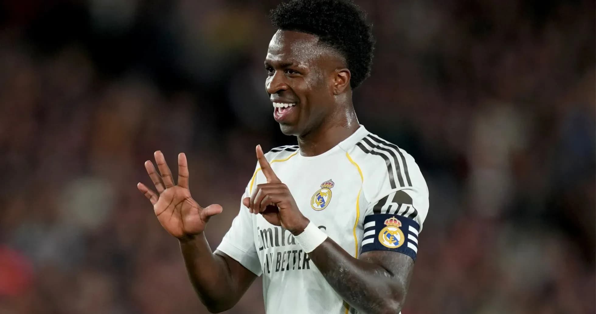 Vinícius Jr. celebrando con el equipo en el campo