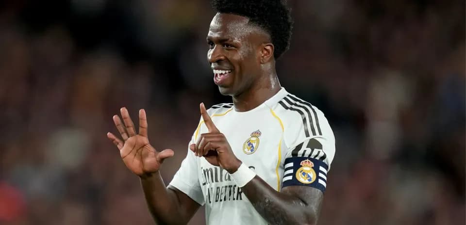 Vinícius Jr. celebrando con el equipo en el campo