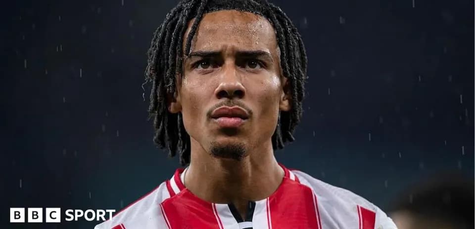 Jugador de Brentford en campo bajo la lluvia