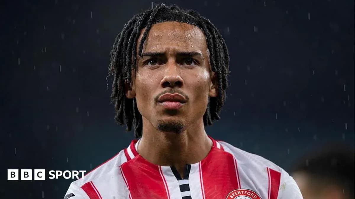 Jugador de Brentford en campo bajo la lluvia