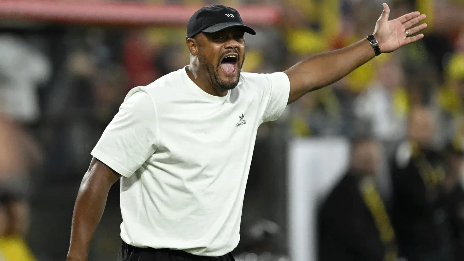 Entrenador dirigiendo desde la línea de banda