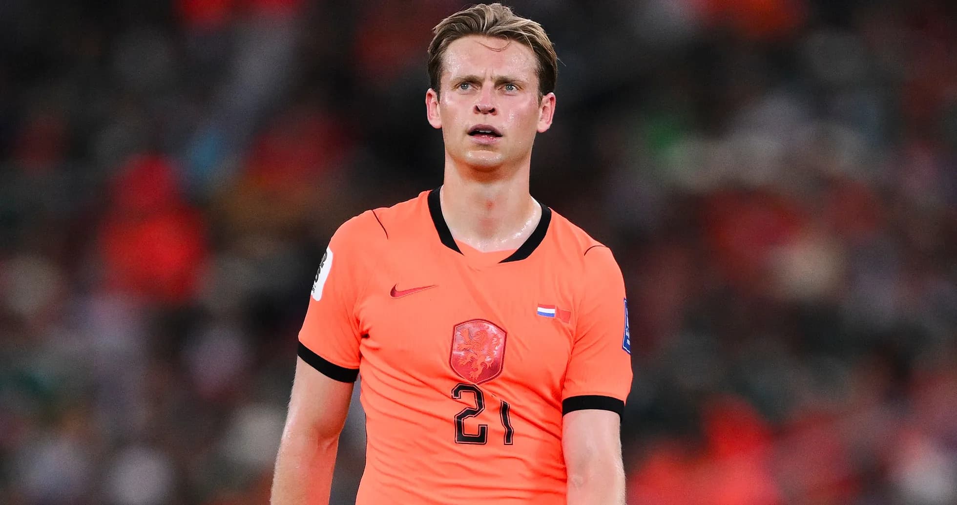 Jugador con camiseta naranja durante un partido