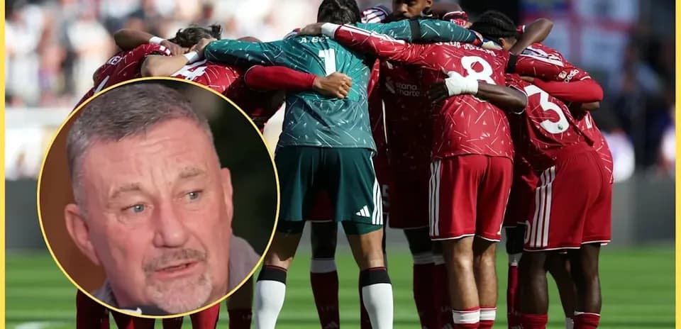 Jugadores de Liverpool en círculo antes del partido