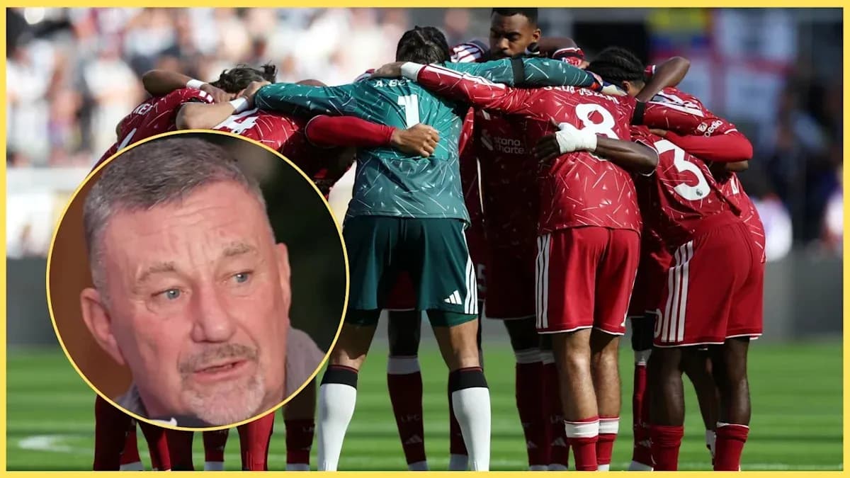Jugadores de Liverpool en círculo antes del partido