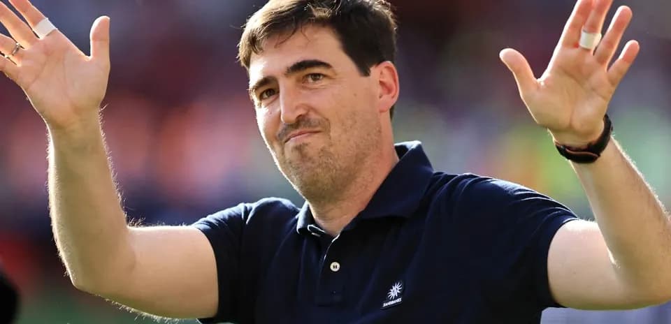 Entrenador saludando al público después del partido