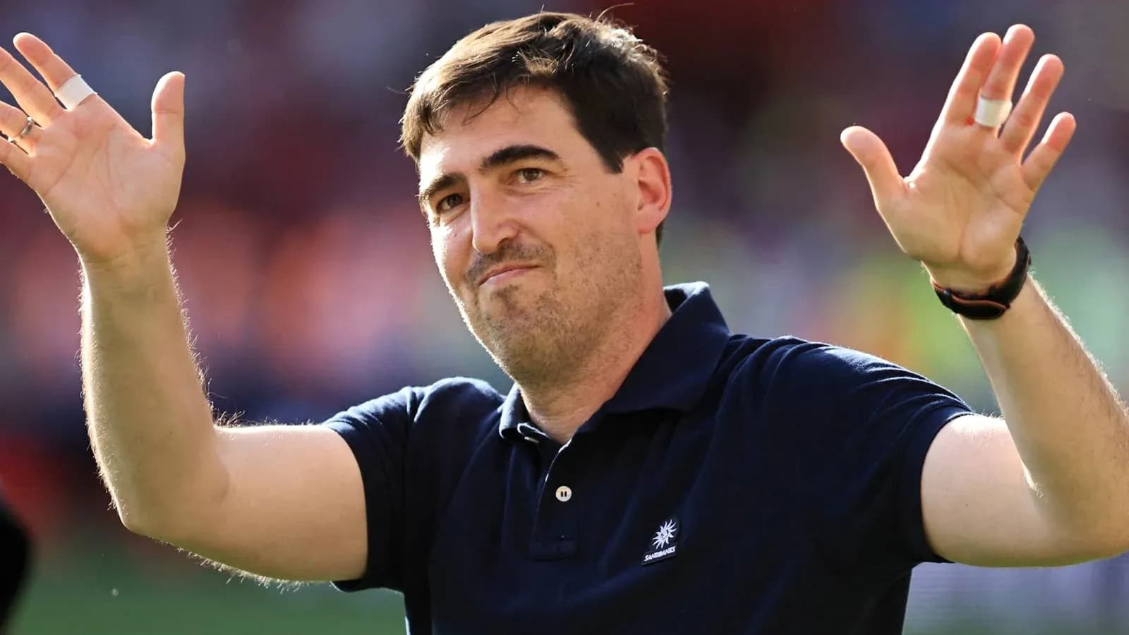 Entrenador saludando al público después del partido